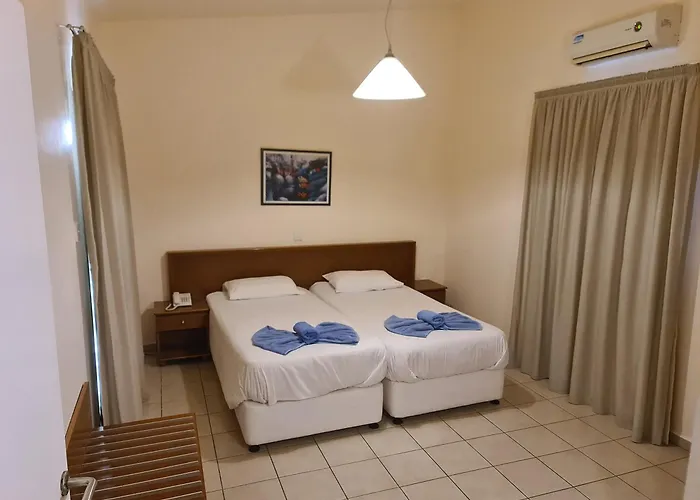 Nissiana Hotel & Bungalows