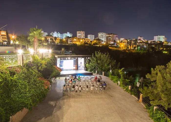 Falcon Hotel